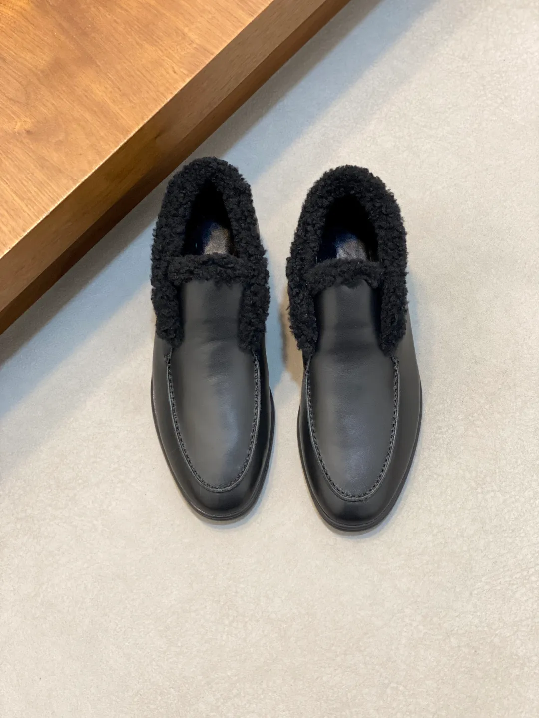 Men's Men's Shoes💰860 LoroPiana/nuoyoupiana men's new autumn and winter wool shoes, Dongguan-made raw materials are in great demand! This casual shoe is made of imported calfskin, with a full wool lining and insole for an extraordinarily comfortable and warm wearing experience. The ultra-light two-color rubber sole creates a charming modern aesthetic. There is an LP logo on the bottom. The style is simple and fashionable, and the upper foot is comfortable, warm and breathable! Comes complete with original box packaging! Size: 39-40-41-42-43-44 standard leather shoe size (45/46 can be customized but does not support returns)